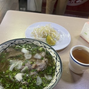 Sopa pho con carne cocida