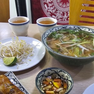 Sopa con Fideos de Arroz y Carne de Res Bien Cocida