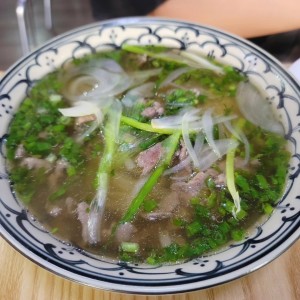 Sopa con Fideos de arroz y Carne de Res Salteada