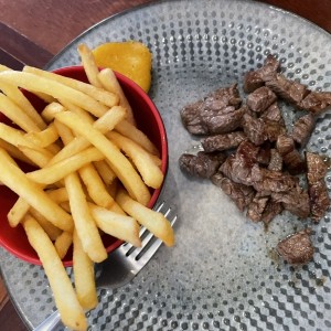 Trocitos de Filete a la parrilla con papas fritas o Mac Cheese