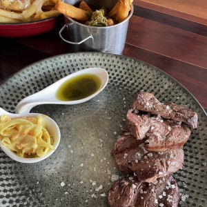 Filete de Res y yuca con chimichurri