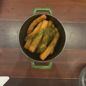 Yuca frita con Chimichurri