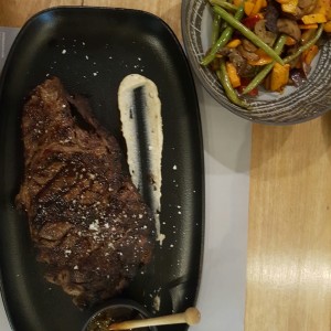 Ribeye con vegetales rostizados