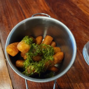 Yuca frita con Chimichurri