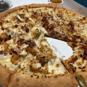 Pizza mitad buffalo chicken mitad chicken bbq con queso en el borde