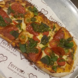 Pizzeta Caprese con pepperoni