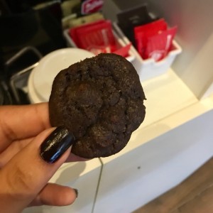 Chocolate mini cookies con white chocolate chips