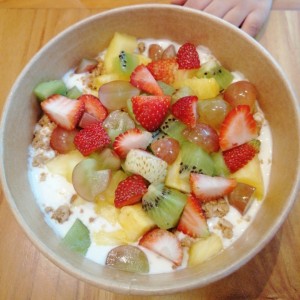 Bowl de frutas granola y yogurt