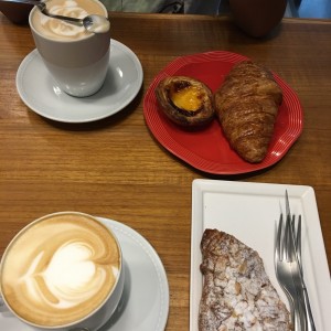 croissant de almendra, cafe latte 