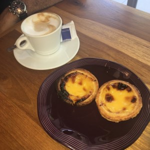 capuchino con bolos de nata 