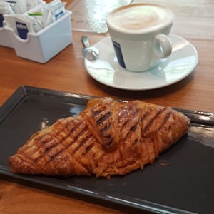 Croissant de queso emmental