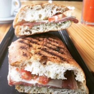 Paninni de Iberico y Queso Suizo