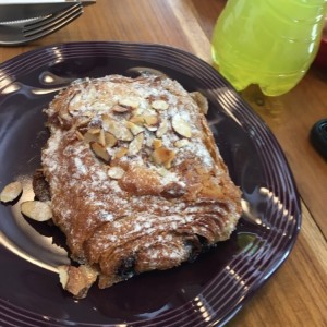 Croissant de chocolate y almendras