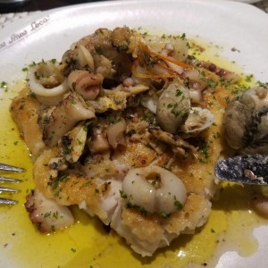 corvina con salsa de calamares,almeja,etc.