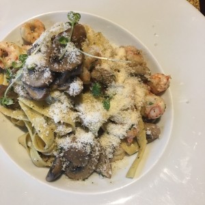 Pasta con Camarones e Fungui