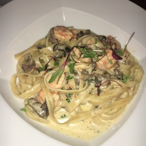 Fettuccine de camarones e funghi