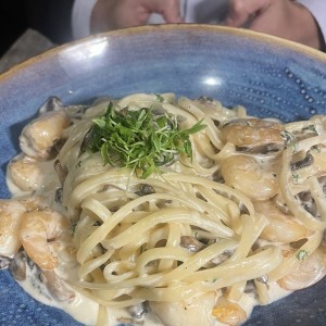 Pasta con Camarones e Funghi