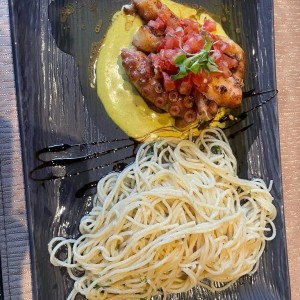 PULPO AL GRILL (Sobre salsa de coco y curry, coronado con pico de gallo) con Spaghetti al Olio 