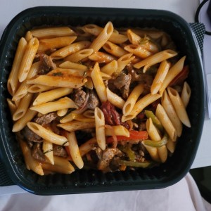 PASTA CON TROZOS DE FILETE (Finas Tiras de Filete, Tomate Rostizado, Pimentones, Cebolla Morada, Salsa Napoles y Albahaca Fresca) 