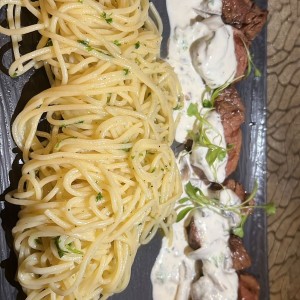 Medallones de filete con pasta olio