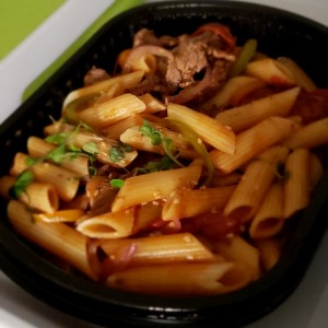 Penne con filete de res