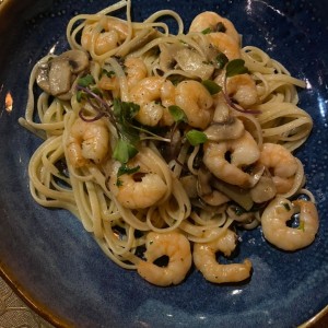 Pasta con Camarores y Fungi