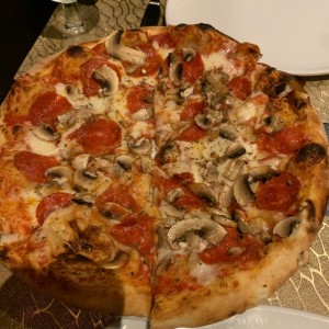 Pizza peperoni y homgos