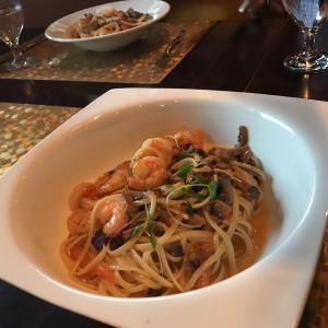 linguine con camarones y funghi