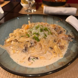 Pasta con Camarones e Funghi