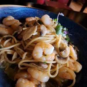 Pasta con Camarones e Funghi