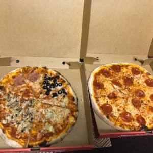pizza cuatro estaciones y la otra es e tradicional peperonni