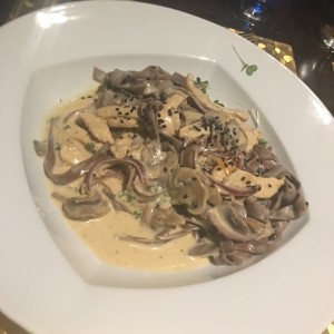 Pasta a la crema con trozos de pollo