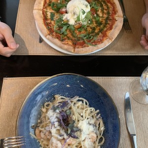 Pizza Burrata y Pasta con Camarones E Fungi