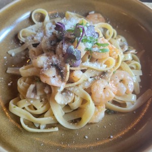 Pasta con Camarones e Funghi