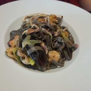 Pasta frutti di mare con tinta de calamar