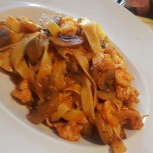 Pasta con Camarones e Fungui