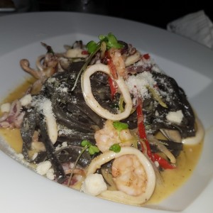 Fruti di Mare con tinta de calamar