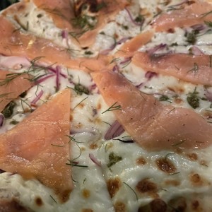 Pizza con salmon y queso crema