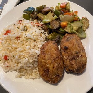 croquetas de carne con vegetales salteados y arroz