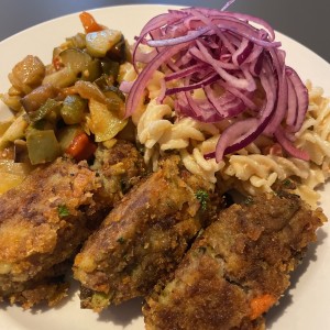 Croquetas de carne con vegetales y ensalada