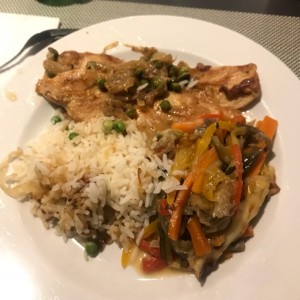 vegetales gratinados, arroz con guisantes, pollo con cebolla
