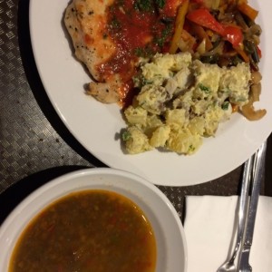 sopa de lentejas+pollo en salsa con vegetales y ensalada de papa