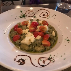 Gnocchi en salsa pesto