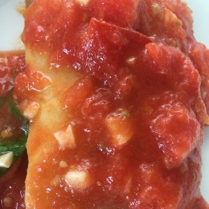 Lasagna de carne en salsa roja