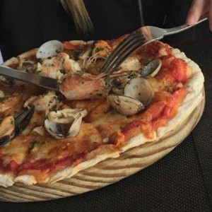 Pizza de Mariscos/ Seafood Pizza