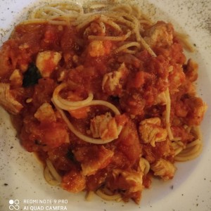 spaghetti con pollo en salsa roja