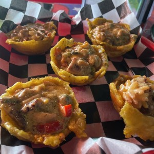 Patacones Rellenos Mariscos en salsa BB