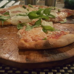 pizza de rucula y jamon serrano