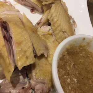 Gallina de patio con salsa de jengibre y ajos