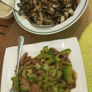 almeja y puerco con pepino amargo